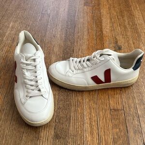 VEJA V-12 Men Size 8